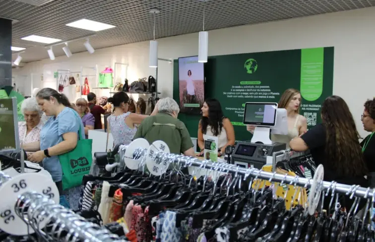 Interior de loja da Humana com clientes